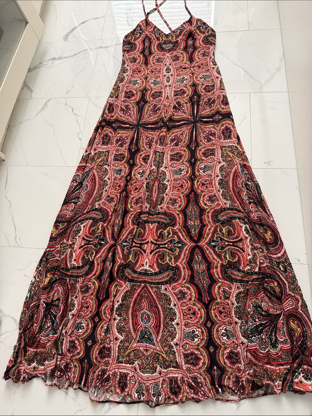 Alice + Olivia Alves maxi dress a vibrant paisley print cross-back straps.
Size8